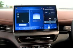 Vinfast VF7 infotainment touchscreen 