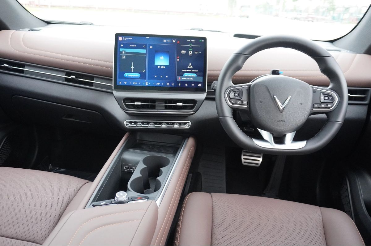Dashboard is clean and uncluttered; soft-touch vegan leather trimming gives a unique and premium look. 