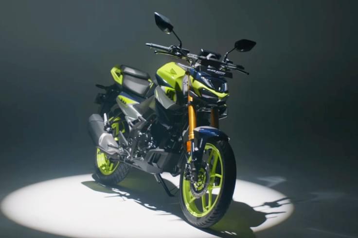 Honda CB125 Hornet is available in four colours in India. Honda CB125 Hornet neon yellow colour right side front static