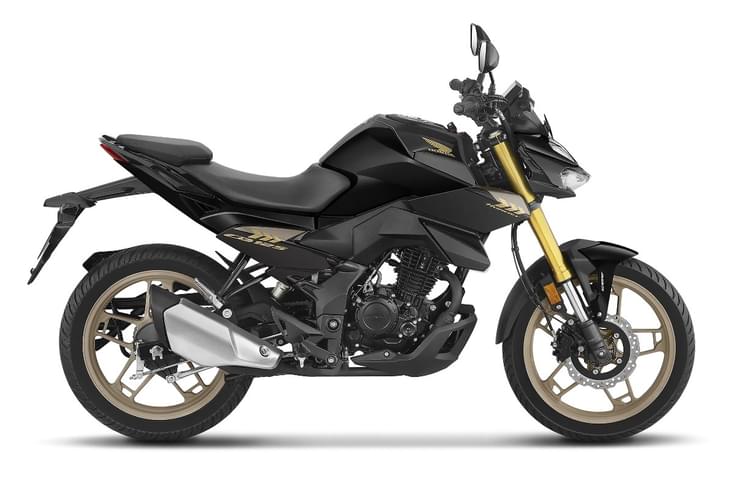 This black/gold colour is reminiscent of the bigger CB1000 Hornet. Honda CB125 Hornet black colour right side profile static in studio