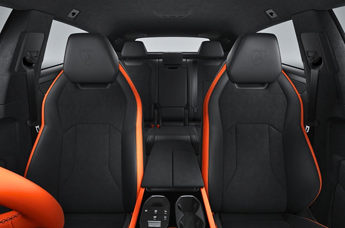 Orange highlights on the sporty seats come courtesy of the Sportivo Corsa Tex Interior with Special Trim Ad
Personam customisation programme.
