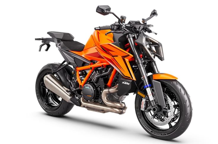 The 1390 Super Duke R is powered by a newly developed 1,350cc V-twin engine KTM 1390 Suoer Duke R front three quarter static shot