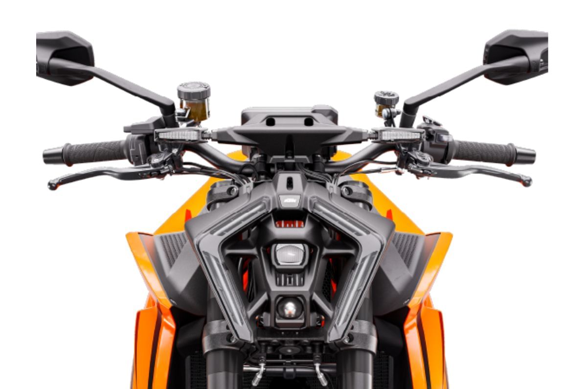 1390 Super Duke R looks muscular and aggressive with a sharp LED headlamp