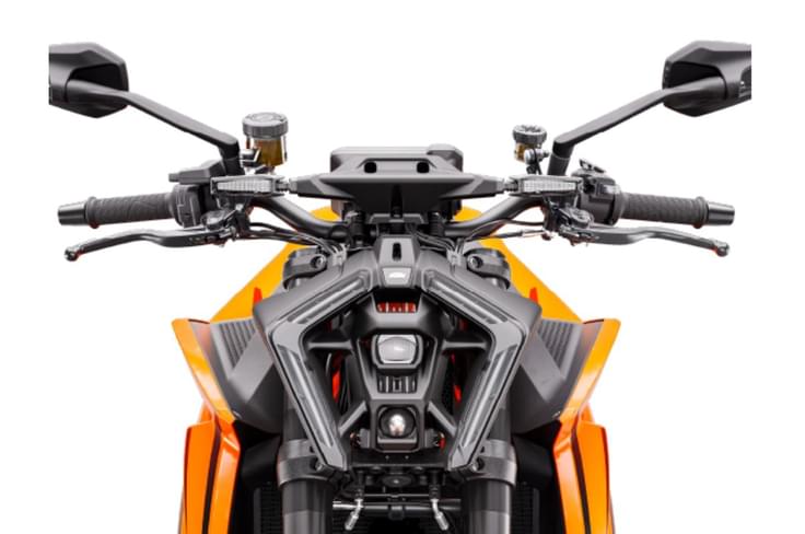 1390 Super Duke R looks muscular and aggressive with a sharp LED headlamp KTM 1390 Suoer Duke R headlight