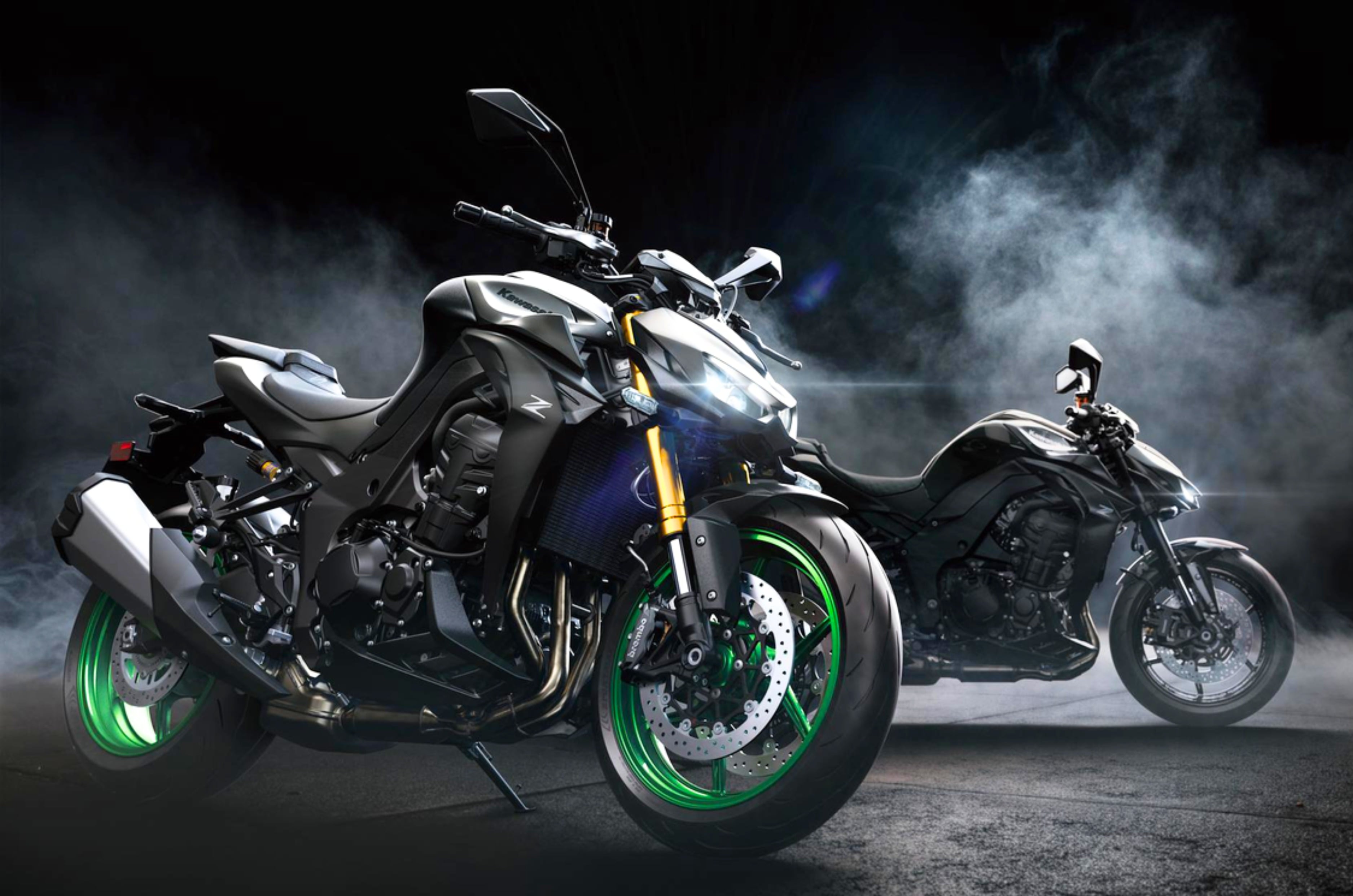 Kawasaki Z1100 and Z1100 SE side by side front right side static in studio