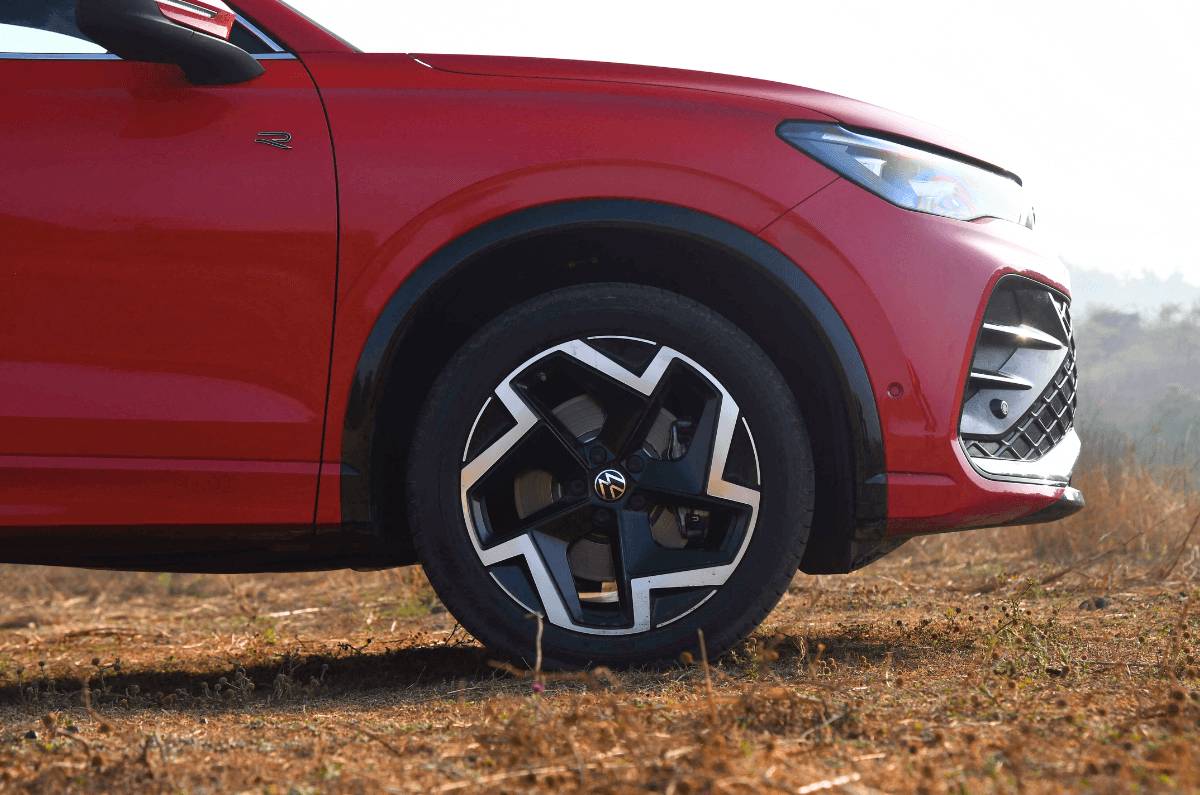The cladding on the wheel arches is finished in gloss black, and the alloy wheels measure 19 inches.