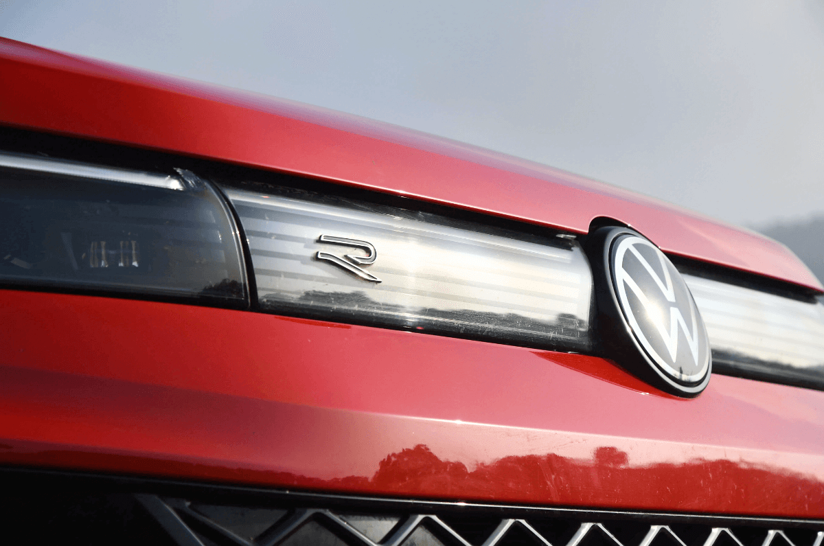 The glass nose also features a thin LED strip and an 'R' badge.