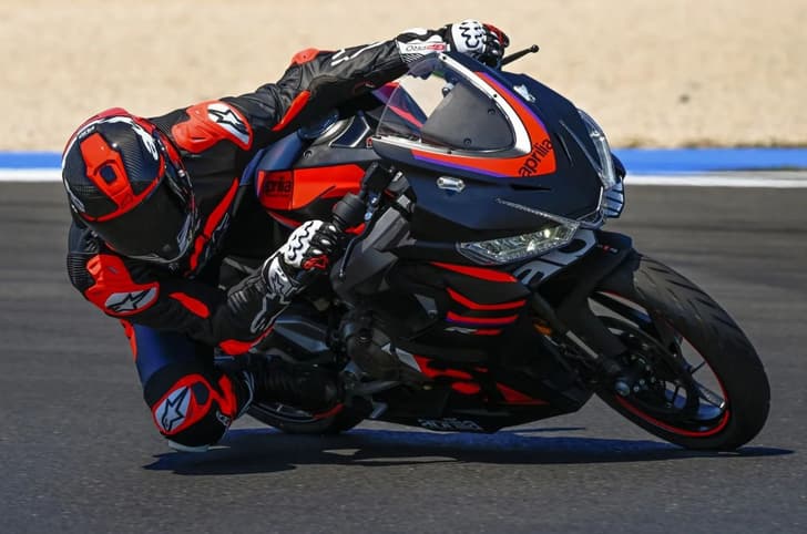 Aprilia-RS 457-cornering-shot