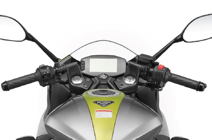 The Gixxer SF features a clip-on handlebar. Gixxer, Gixxer SF rider POV