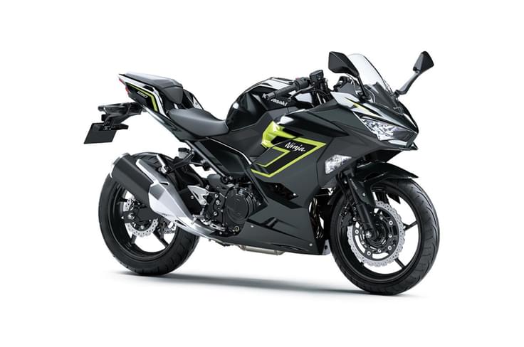 Both bikes are powered by a 248cc parallel-twin that makes 35hp and 22Nm. Ninja 250 front three-fourth studio shot