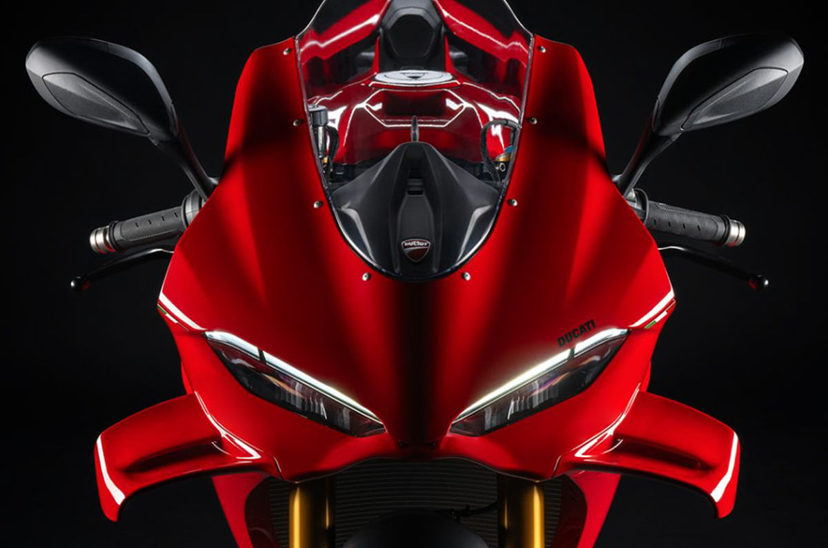 The 2025 Ducati Panigale V4 S continues to use the same 1,103cc Desmosedici Stradale V4 engine