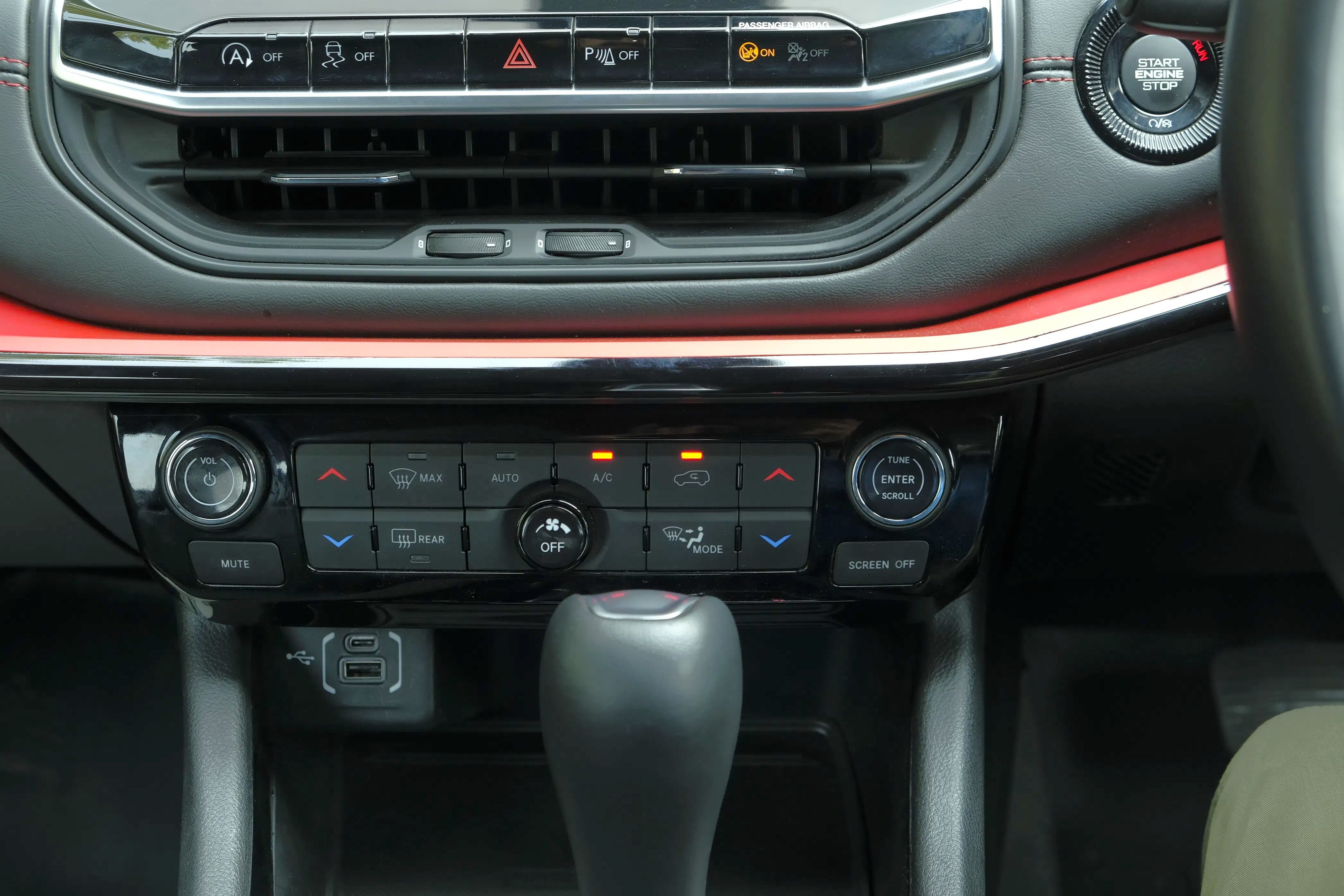 The centre console of the 2021 Compass facelift is a bit higher and wider for greater ease of use.