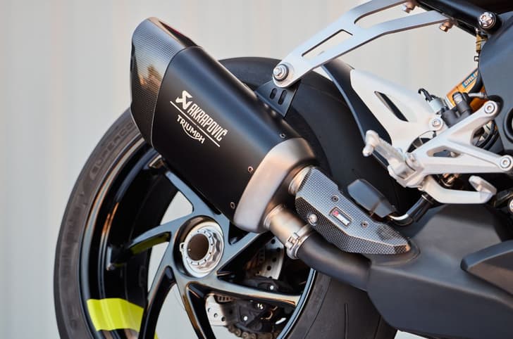 An Akrapovič silencer that features a titanium outer wrap and mounting bracket, a carbon fibre endcap and exhaust valve cover, and is finished with a laser etched Akrapovič logo.