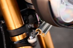 Öhlins SD EC steering damper.