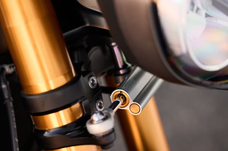 Öhlins SD EC steering damper.