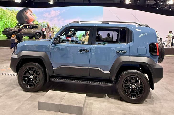 Toyota Land Cruiser FJ side profile