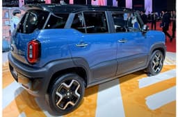 Suzuki XBEE rear three-quarter right