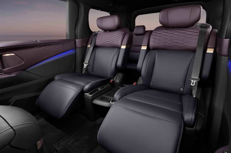 Fourth-generation Nissan Elgrand middle row seats Fourth-generation Nissan Elgrand middle row seats