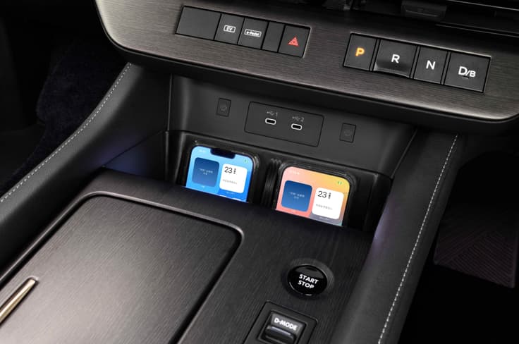 Fourth-generation Nissan Elgrand centre console Fourth-generation Nissan Elgrand centre console