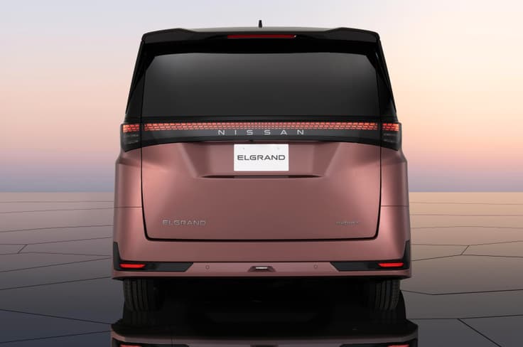 Fourth-generation Nissan Elgrand rear profile Fourth-generation Nissan Elgrand rear profile