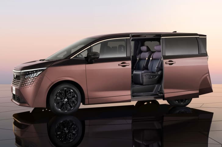 Fourth-generation Nissan Elgrand side profile