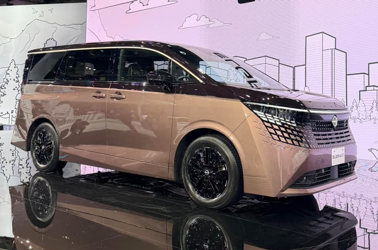 Fourth-generation Nissan Elgrand front quarter Fourth-generation Nissan Elgrand front quarter