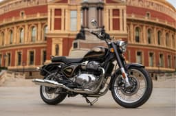 Royal Enfield Bullet 650 Twin black front three quarter