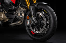 Braking hardware includes 330mm front discs with Brembo Stylema calipers and a 280mm rear disc.
