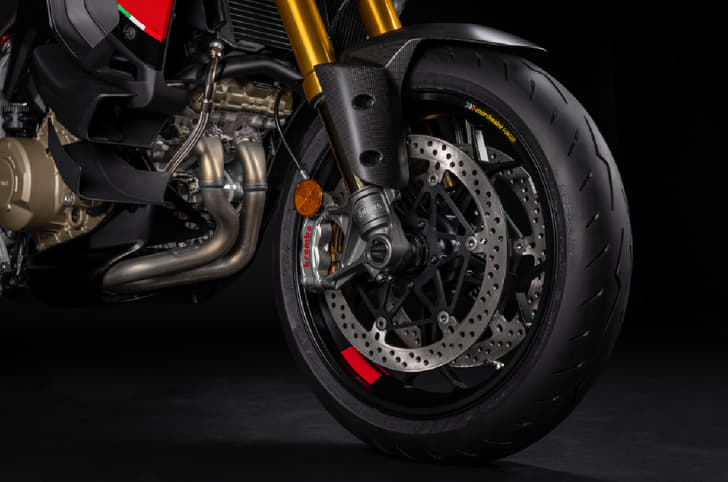 Braking hardware includes 330mm front discs with Brembo Stylema calipers and a 280mm rear disc.