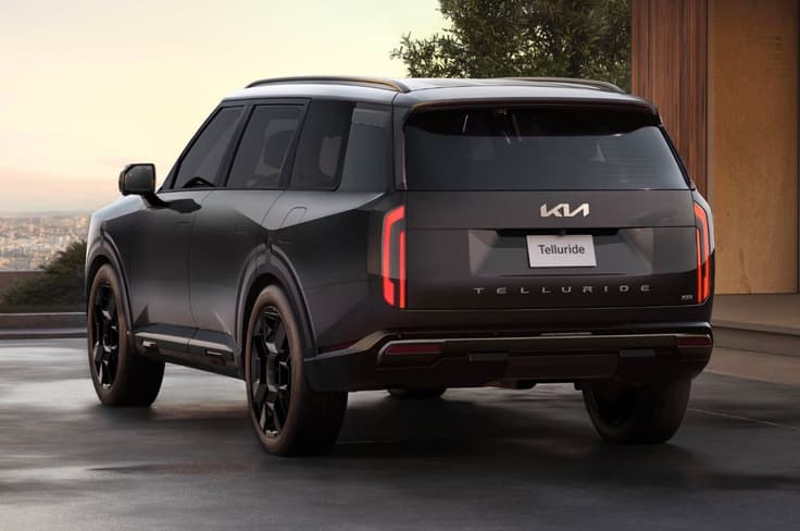 Rear has swanky LED taillights mimicking the front LEDs and bold ‘TELLURIDE’ branding. New Kia Telluride rear three-quarter left