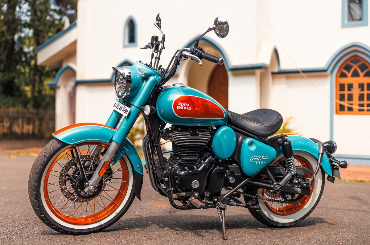 Royal Enfield Goan Classic 350 front left static in the city
