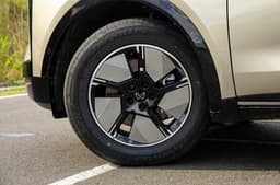 Mahindra XEV 9S Desert Myst alloy wheel
