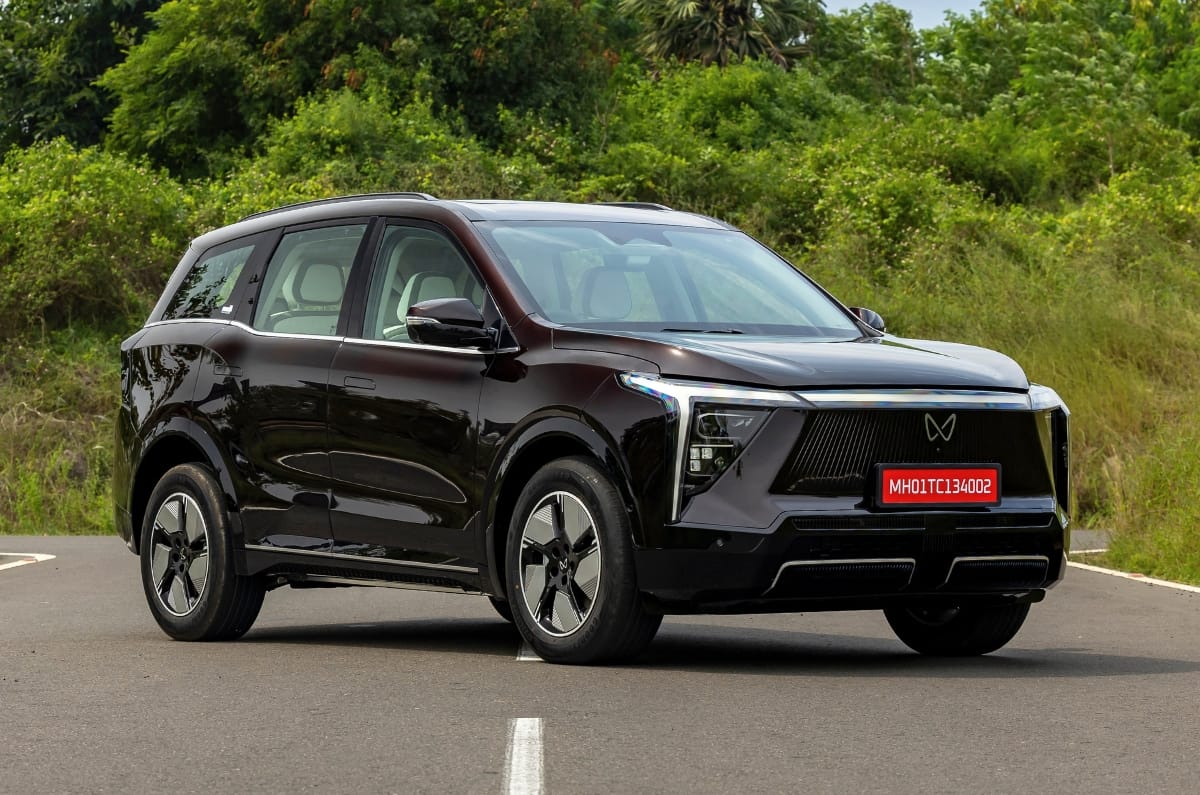 Mahindra XEV 9S Midnight Black front right side