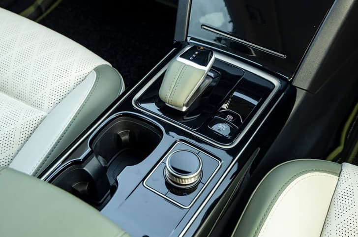 Mahindra XEV 9S centre console