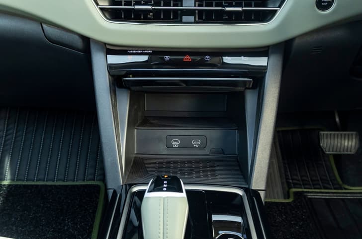 Mahindra XEV 9S wireless smartphone charger