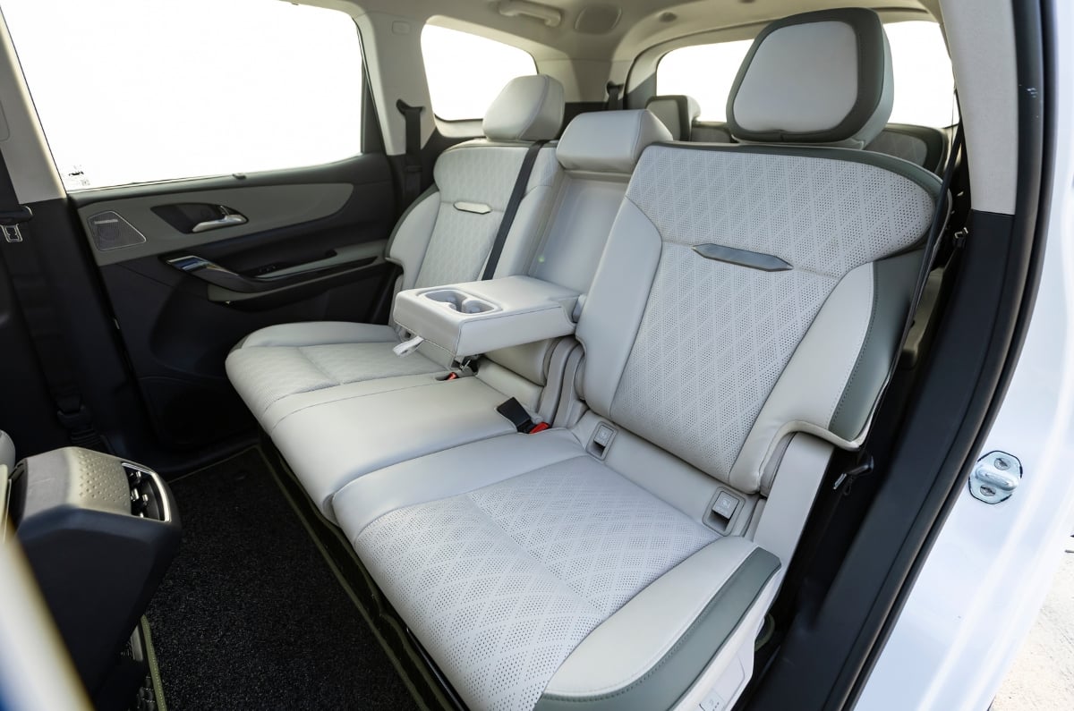 Mahindra XEV 9S second row seats