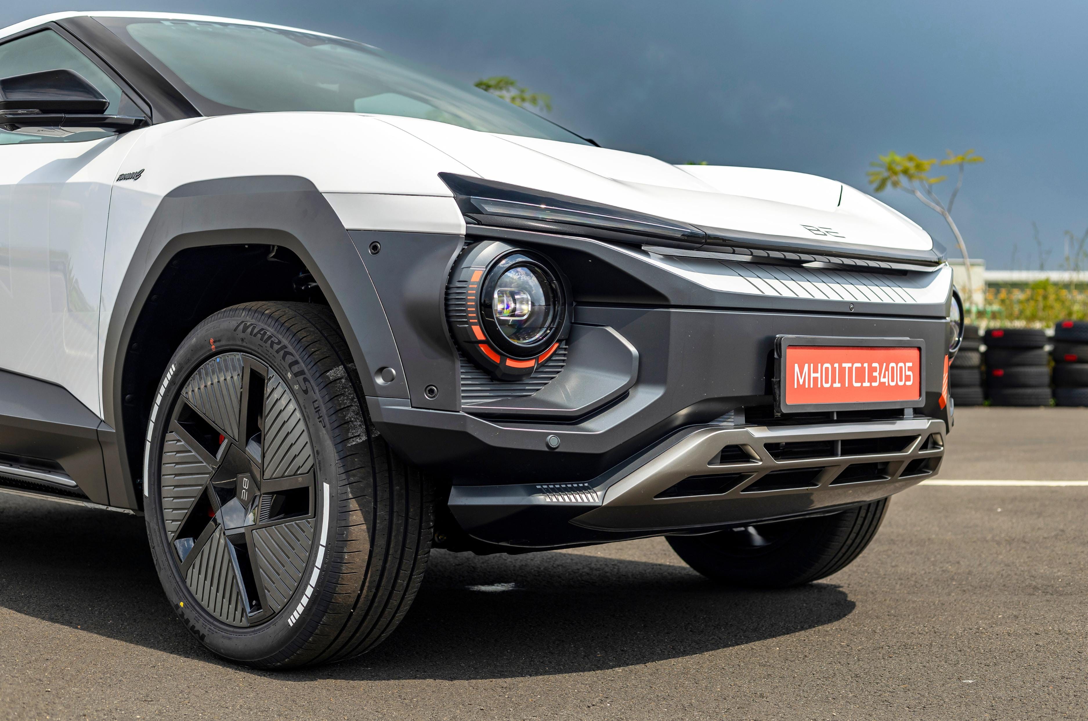 20-inch wheels with white tyre graphics.