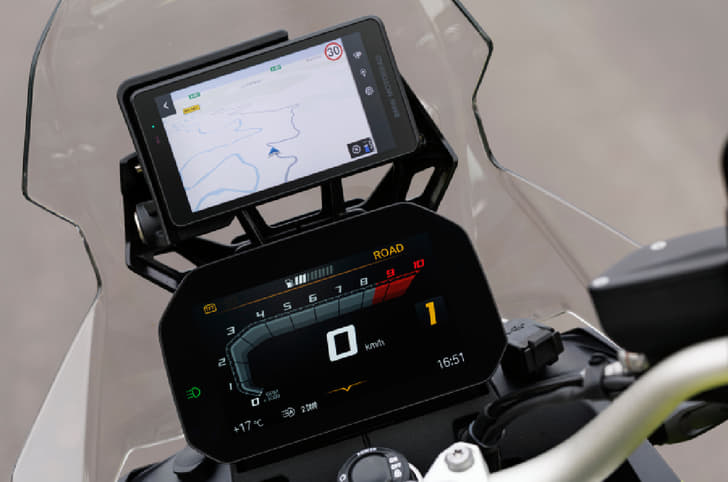 It features a crisp and clear 6.5-inch TFT with an easy to read and use layout.