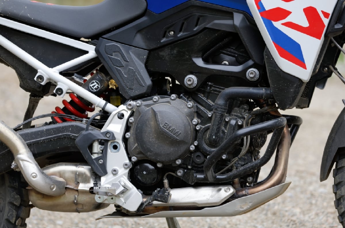 The F 900 GS continues to be powered by a 895cc, parallel-twin engine producing 105hp and 93Nm.