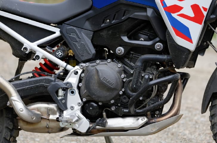 The F 900 GS continues to be powered by a 895cc, parallel-twin engine producing 105hp and 93Nm.