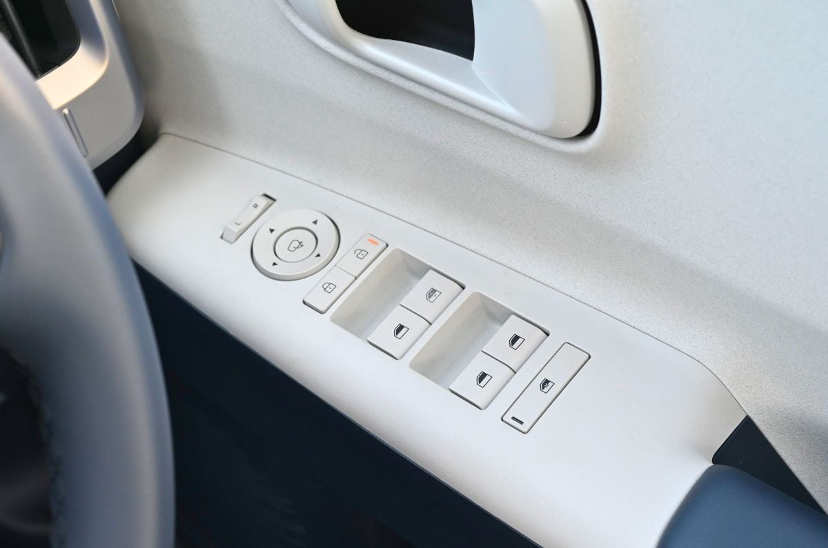 Hyundai Venue door buttons