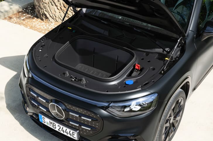 2025 mercedes benz glb in studio