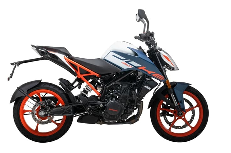 Since it is based on the Gen 2 KTM Duke architecture, it looks very similiar to the 200 Duke. KTM 160 Duke white colour right side profile static in studio