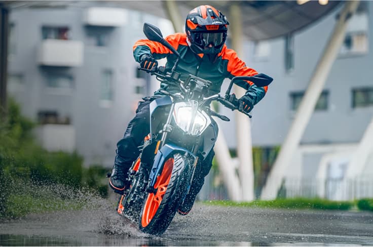 It replaces the 125 Duke and was created to go up against the Yamaha MT-15 in India. KTM 160 Duke white colour cornering shot on road