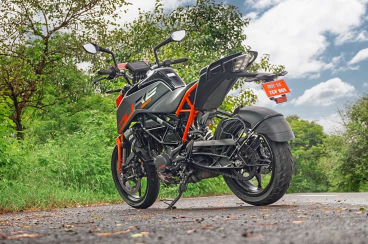 The 160 Duke is the smallest naked bike on sale from KTM in India. KTM 160 Duke grey colour rear left side static in field