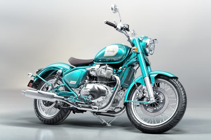 The Teal colour was also seen on the erstwhile Classic 500. Royal Enfield Classic 650 teal green colour front right static in studio