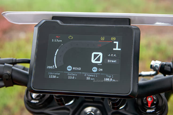 5-inch TFT display is easy to read. 5-inch TFT display is easy to read.