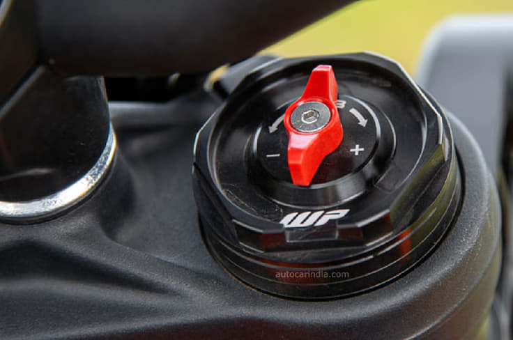 The 390 Duke features adjustable suspension at both ends. The 390 Duke features adjustable suspension at both ends.