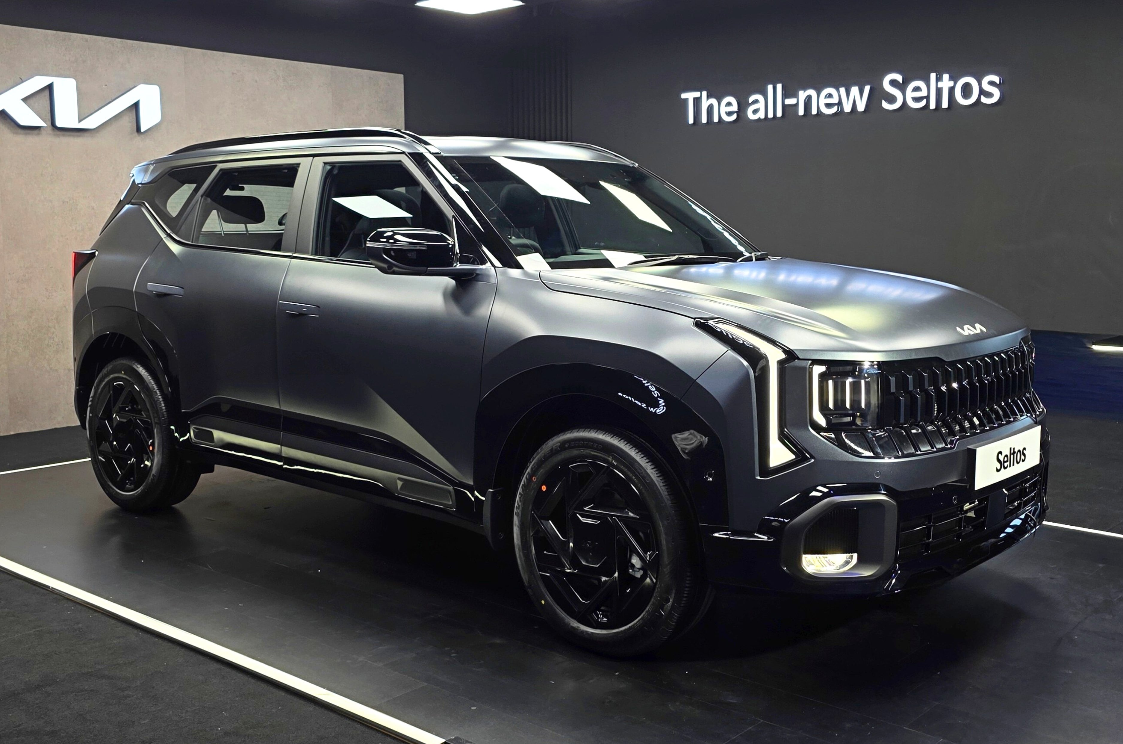 2026 Kia Seltos Gravity Grey front right side 
