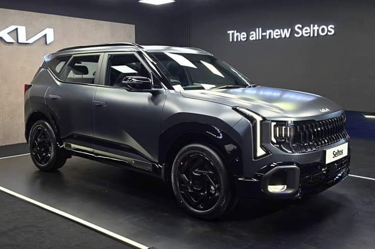 2026 Kia Seltos Gravity Grey front right side 2026 Kia Seltos Gravity Grey front right side